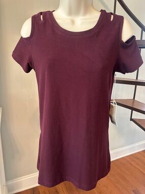NWT Glitz Cold-Shoulder Short Sleeve Tee in Plum
